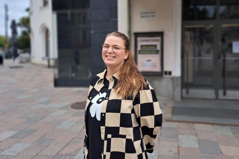Hannah Öster-Badawi står framför ingången till Svenska teatern.