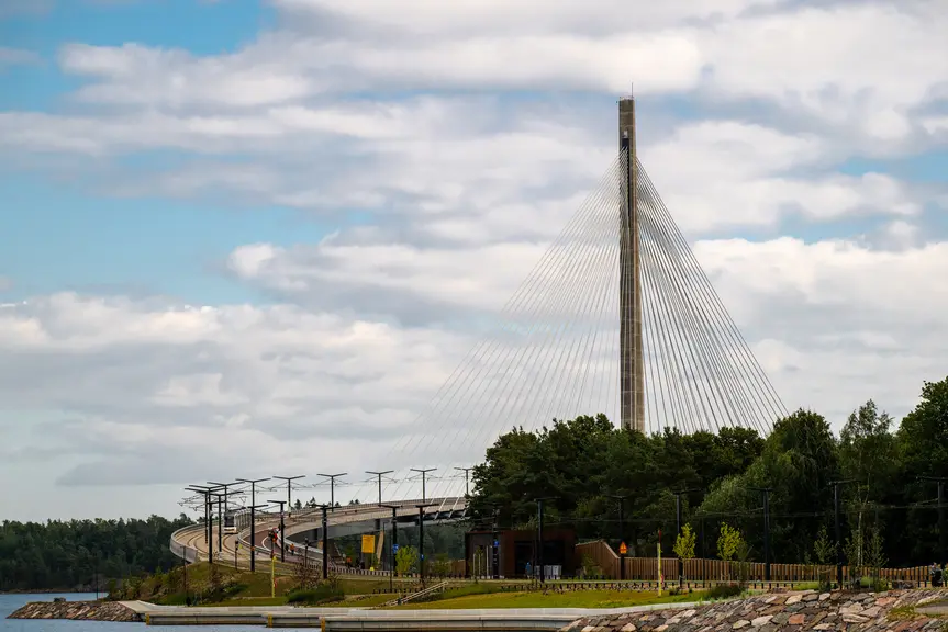 Spårvagnen går över Kronbergsbron.