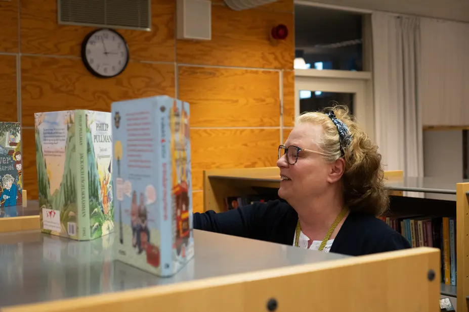 Pamela Pihl i Degerö lågstadieskolas bibliotek.