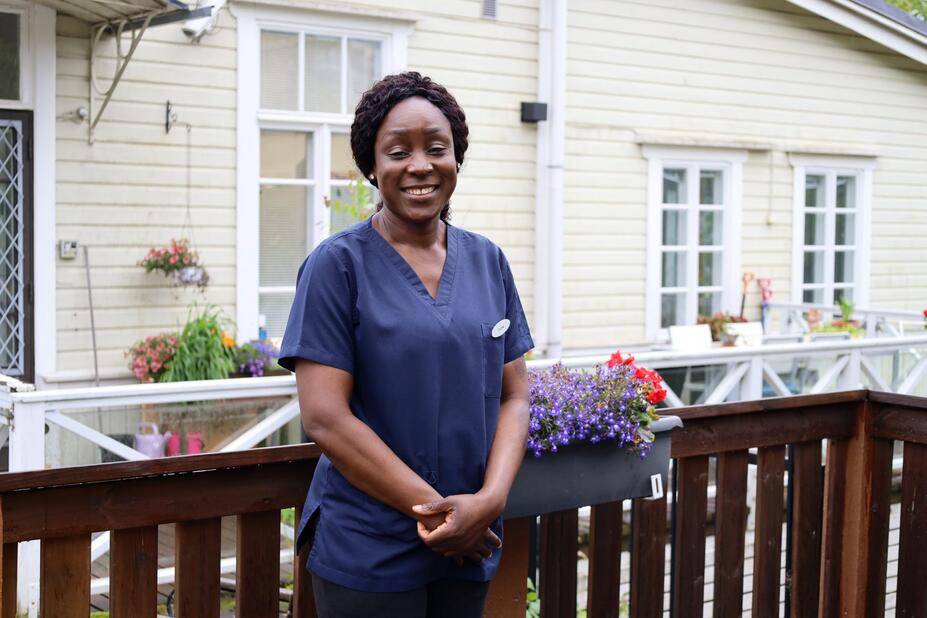 Queen Ayinbuomwan viihtyy työssään Kivelän seniorikeskuksessa 